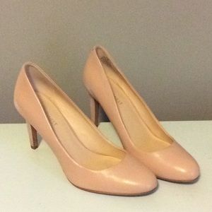 Nude colored Nine West pumps size 7 1/2